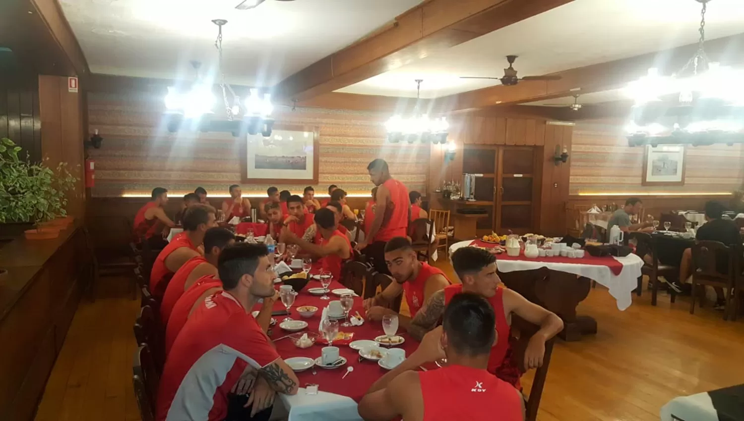 San Martín durante la merienda de hoy en el Hindú Club, la casa en la que trabajan y se preparan para la segunda parte de la Superliga. FOTO DE MIGUEL ROMERO.