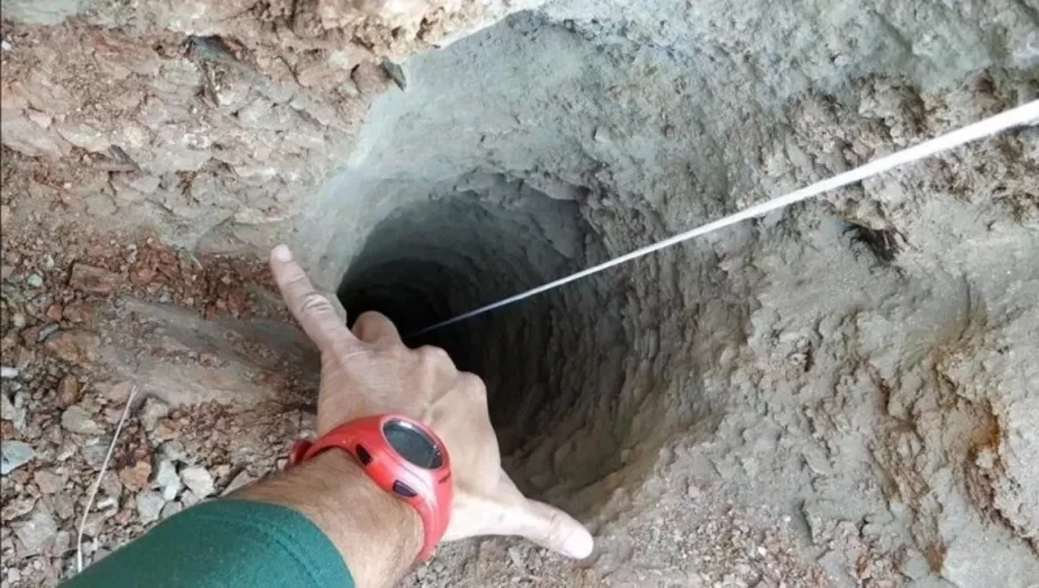 RESCATE. El pequeño se cayó al pozo el domingo.