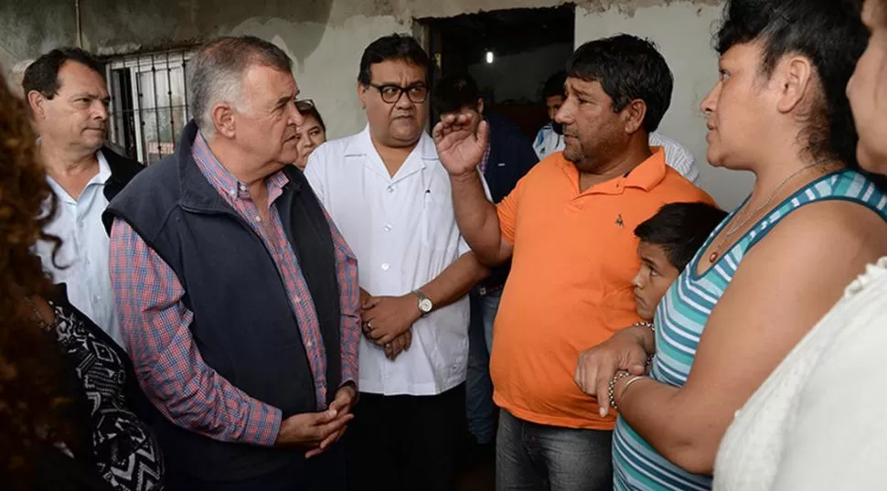 EN CRUZ ALTA. El vicegobernador Osvaldo Jaldo visitó ayer, junto a una comitiva del Comité de Crisis, a familias afectadas por las inundaciones en Las Cejas. 