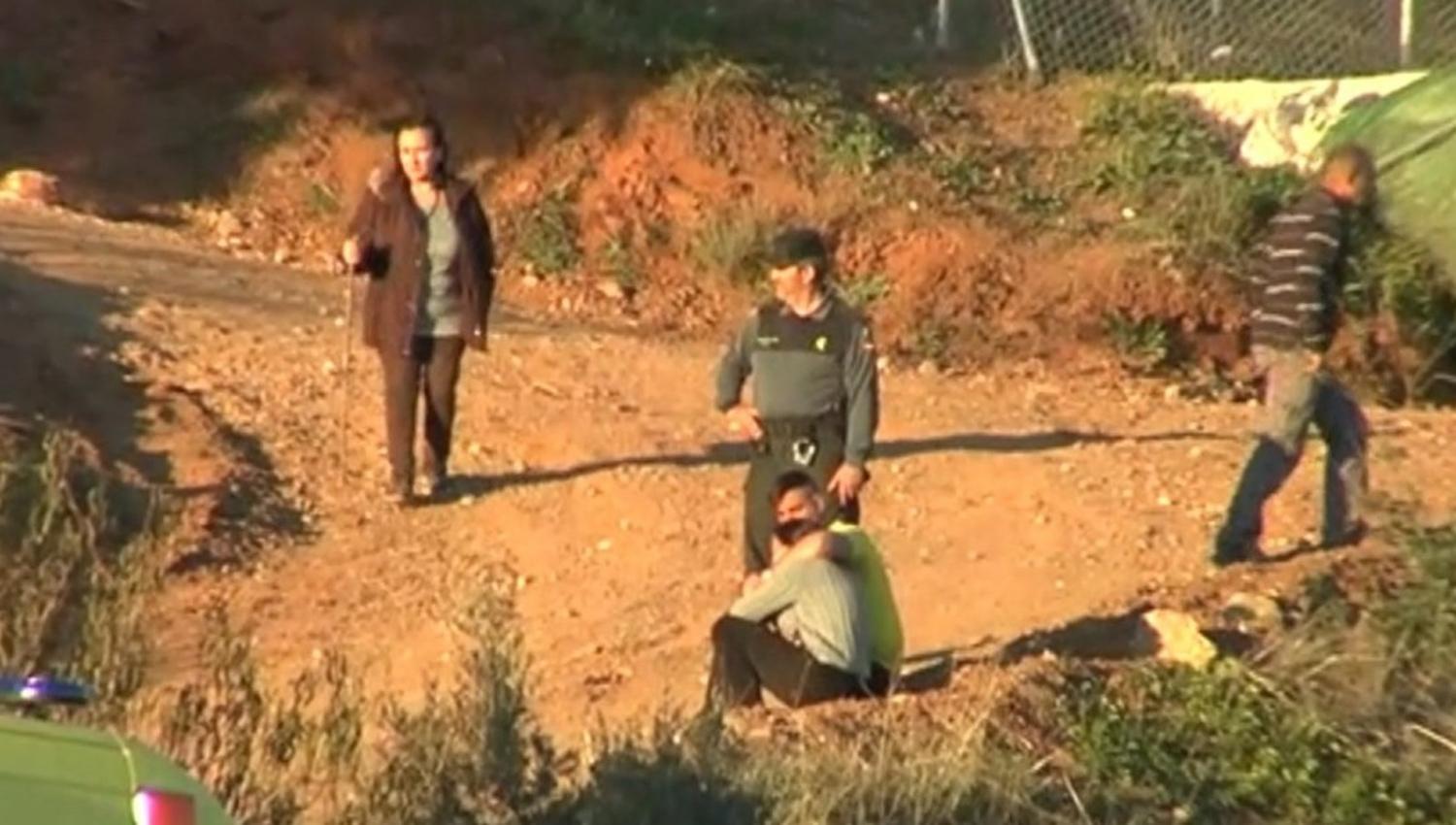 EN EL POZO. Los padres del niño en medio de las tareas de rescate.