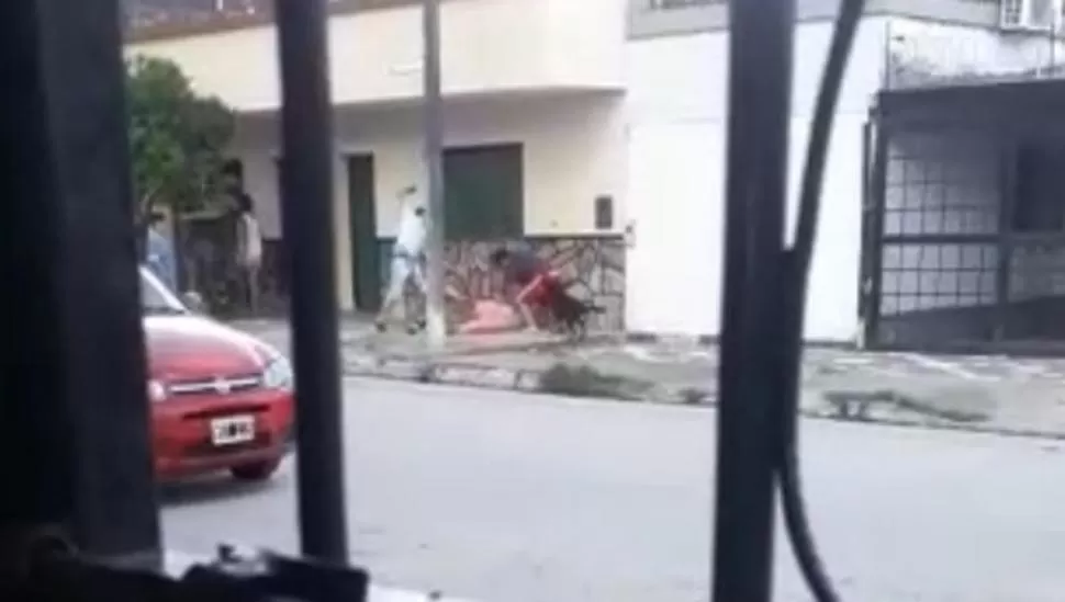 FILMACIÓN. Un joven fue agredido por otros chicos de manera violenta. 