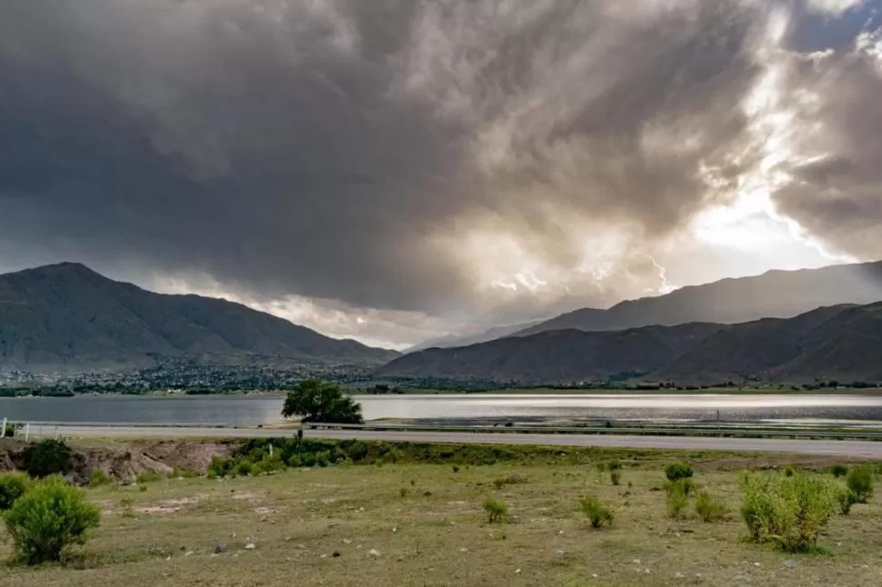 PARA CONTEMPLAR EN SILENCIO. Un té, una torta y un largo y profundo silencio para disfrutar el paisaje. FOTO DE LUNA HAMBURGUER