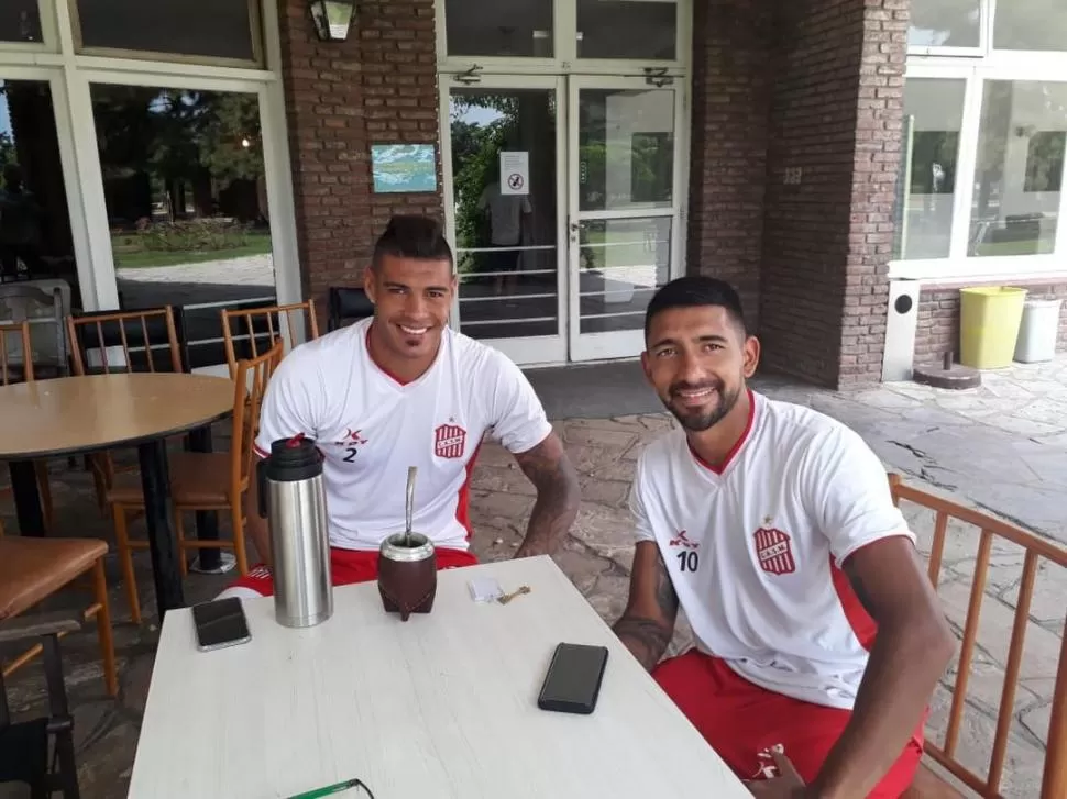 ENTRE MATES. Matías García y Lucas Acevedo, relajados antes del almuerzo. la gaceta / foto de Marcelo Androetto