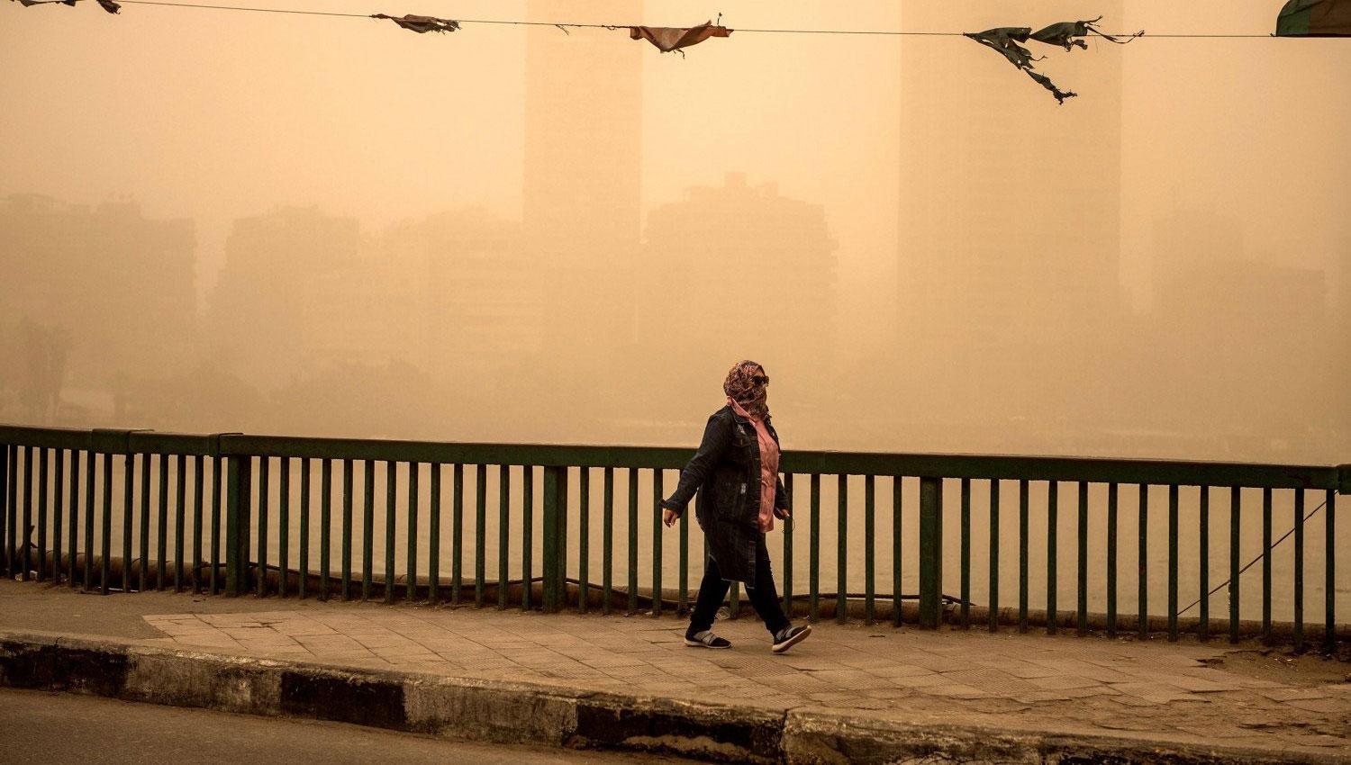 NARANJA. La tormenta de arena dejó pintada de naranja a El Cairo y otras ciudades portuarias de Egipto.