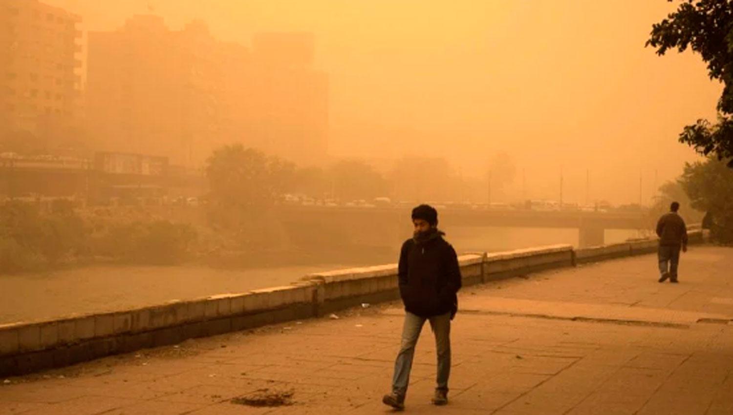 NARANJA. La tormenta de arena dejó pintada de naranja a El Cairo y otras ciudades portuarias de Egipto.