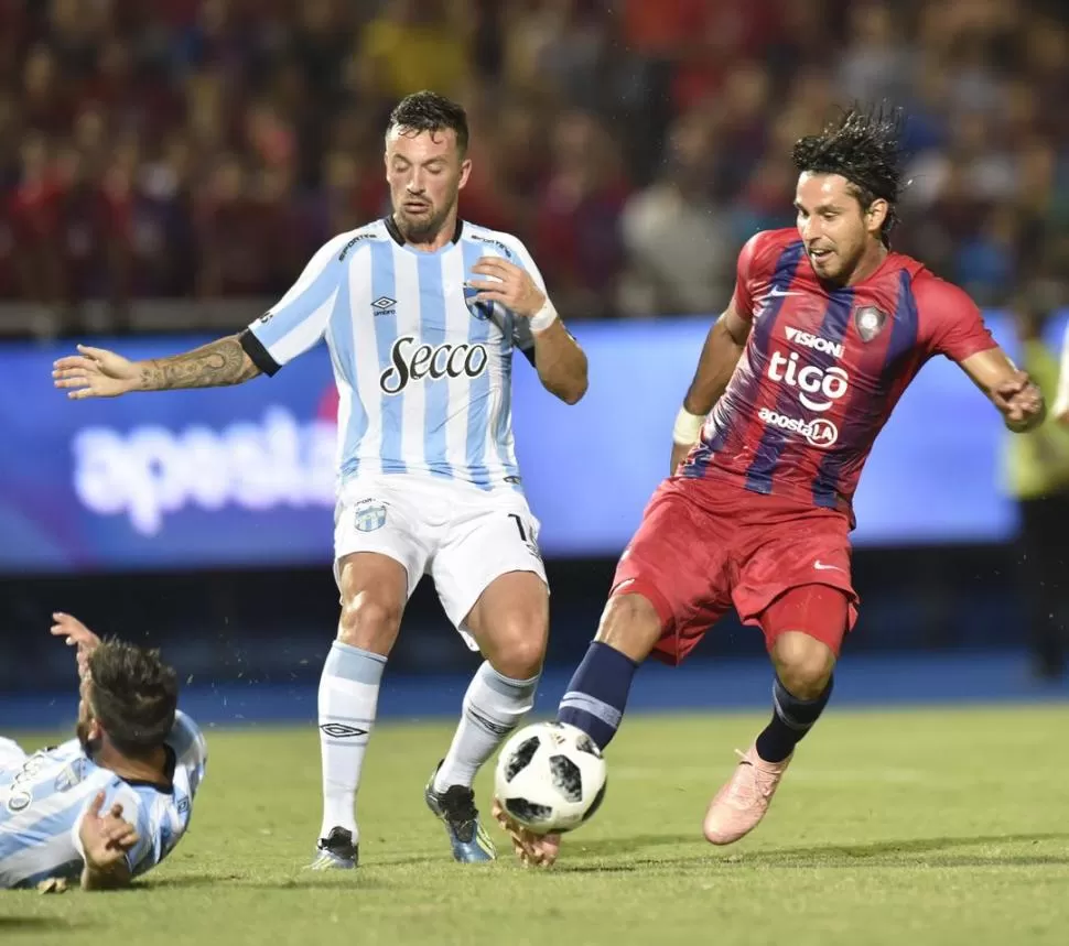 FLOJO. Abero, el lateral izquierdo de Atlético, llegó varias veces tarde a cubrir su sector. Cerro, feliz: dos goles por ese flanco. 