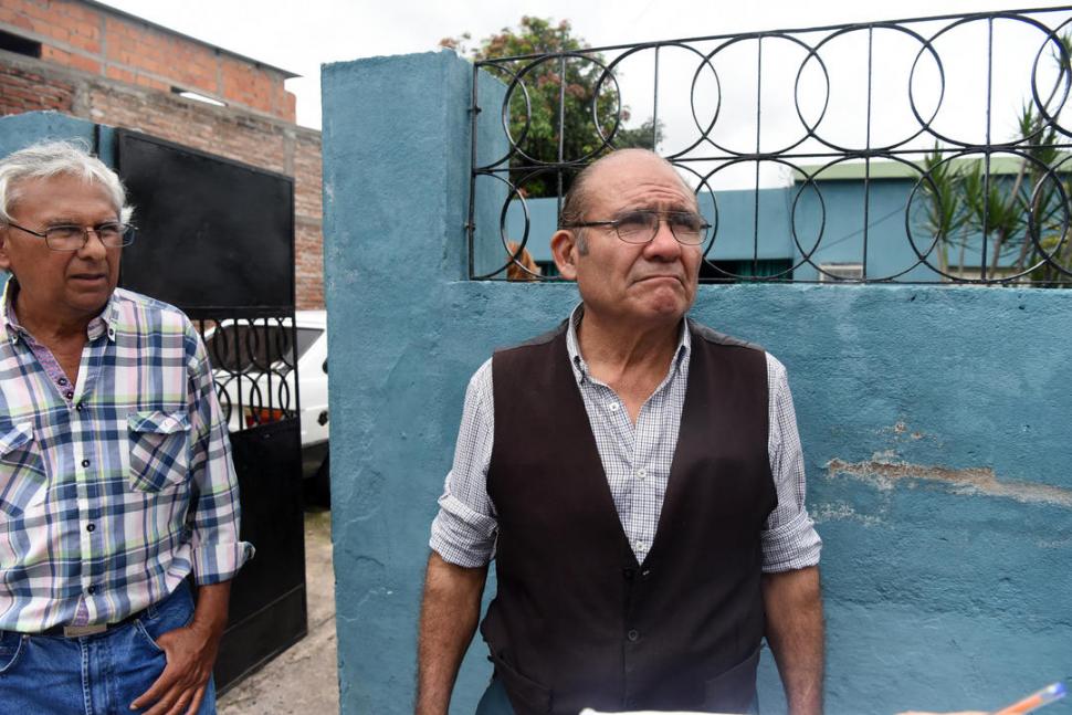 FAMILIA. Otro hermano de la víctima, Juan, observa la escena desde lejos    