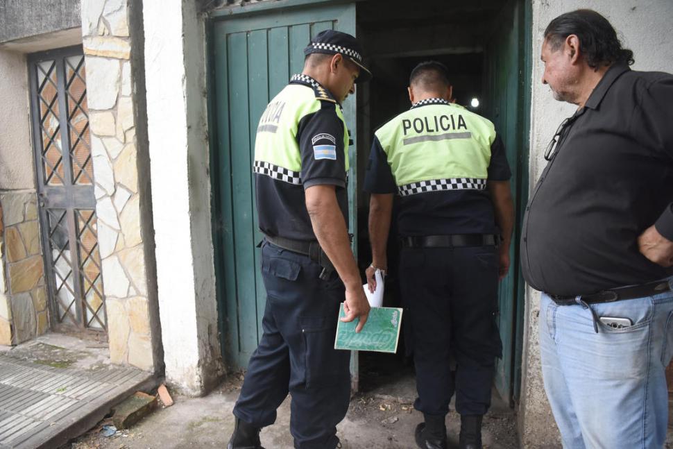 INVESTIGACIÓN. Agentes de Policía entran a la casa buscando evidencias  