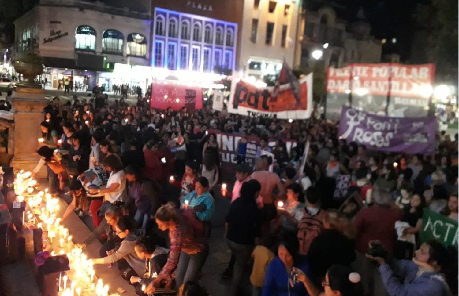 Marcharon con velas por las mujeres asesinadas durante este año