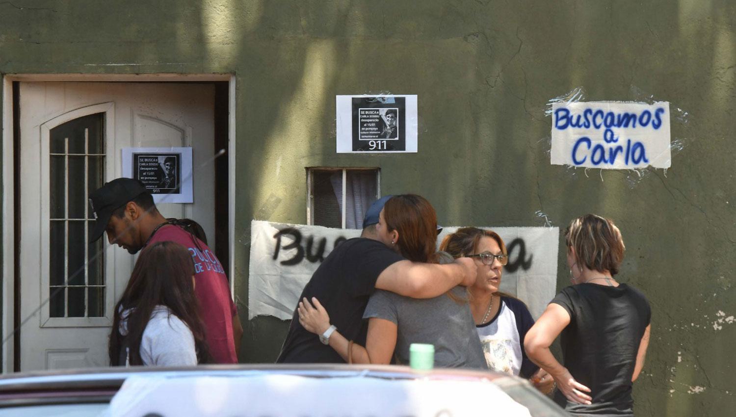 EL PEOR FINAL. Los familiares de Carla se abrazan tras reconocer el cuerpo.