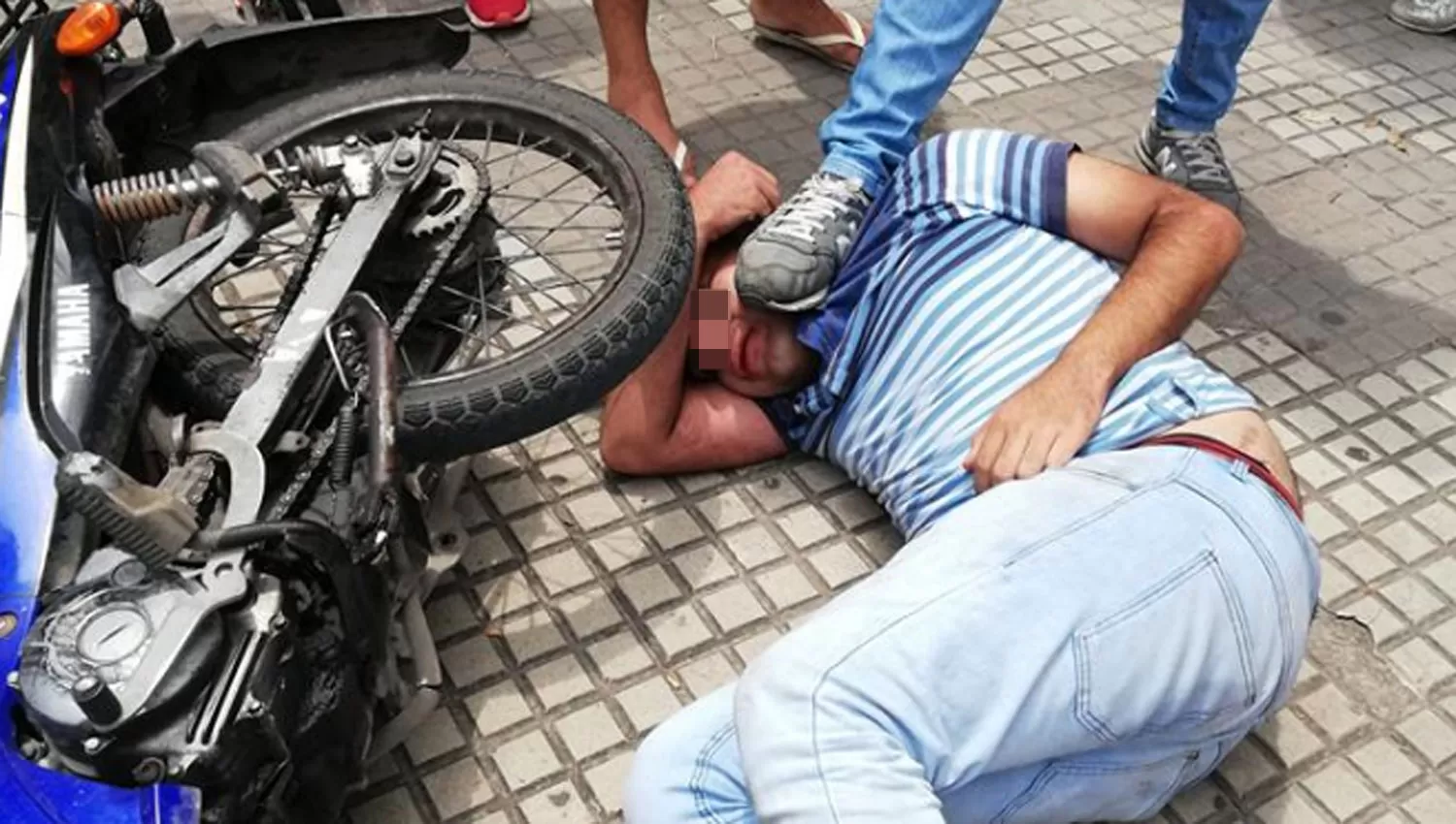 Redujeron y golpearon a dos motochorros: amigo, me duele, tengo cáncer