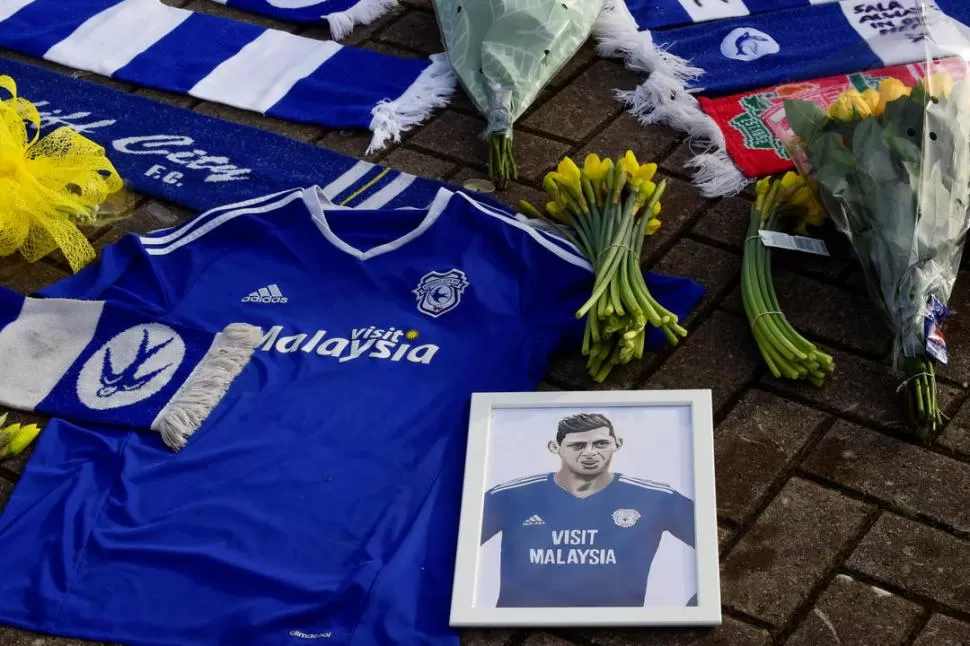 DUDAS. Los hinchas homenajean a Emiliano Sala a la espera de novedades. Reuters