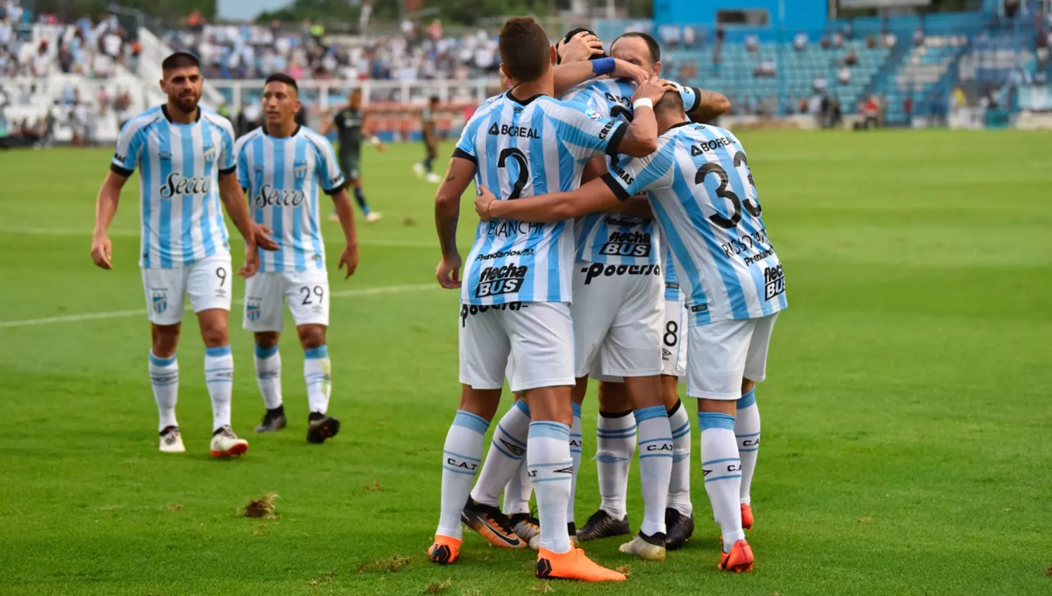 Abrazo de gol. LA GACETA / INÉS QUINTEROS ORIO