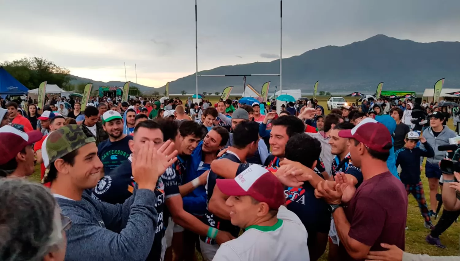 FESTEJANDO. Luego del esfuerzo realizado, los jugadores de Unsta festejaron merecidamente.