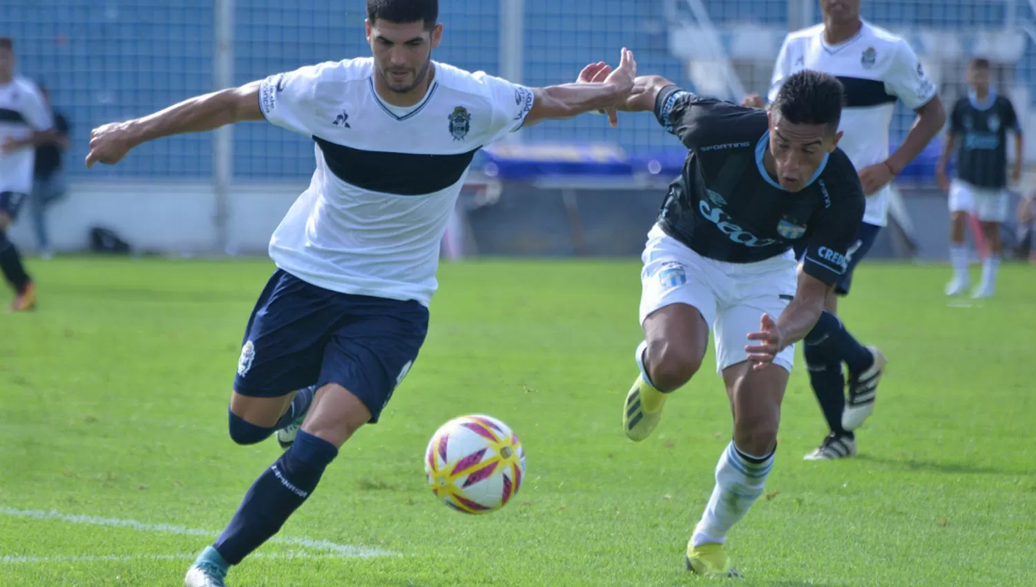 PIDE PISTA. Cuello anotó los dos goles de la victoria de Atlético.