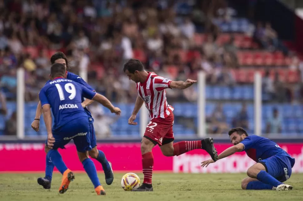 CUMPLIÓ EN SU DEBUT. Valentín Viola, que maniobra entre defensores de Tigre, mostró aspectos positivos. El punta tuvo una chance clarísima con un cabezazo, que el arquero le tapó casi de manera milagrosa. foto de matías nápoli escalero (especial para la gaceta)