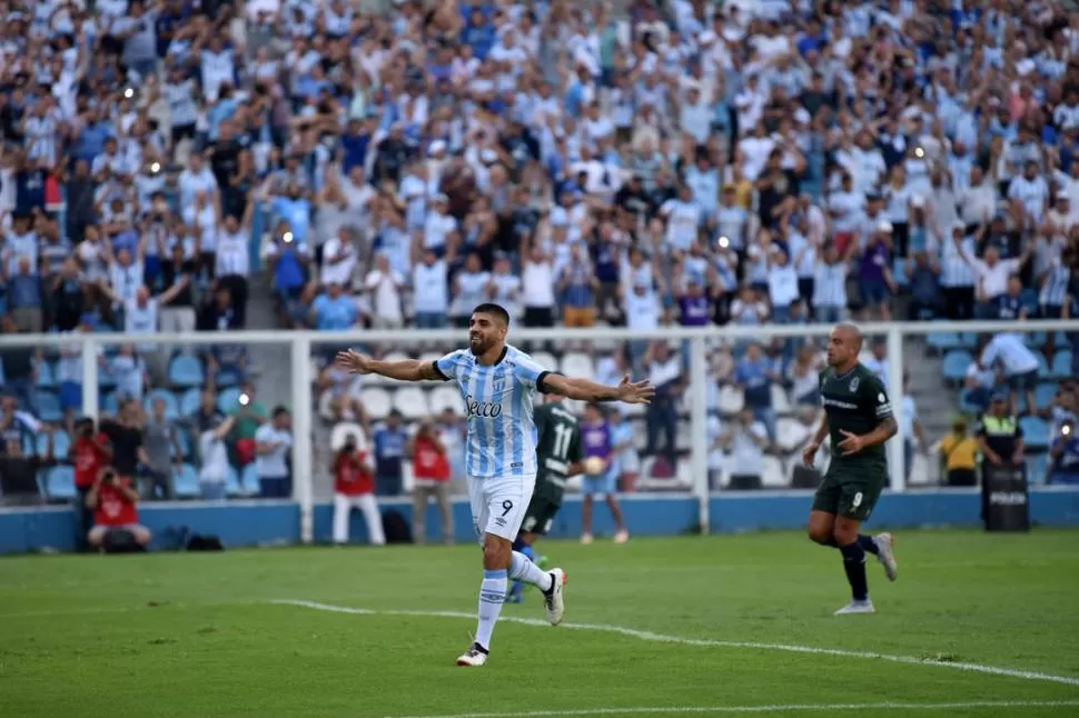 VUELE, VUELE. Díaz fue el as de espadas de un Atlético que se mostró tan letal como de costumbre en la Superliga. El “Loco” marcó el 2-0 de penal y también regaló asistencias a sus compañeros. la gaceta / foto de Inés Quinteros Orio