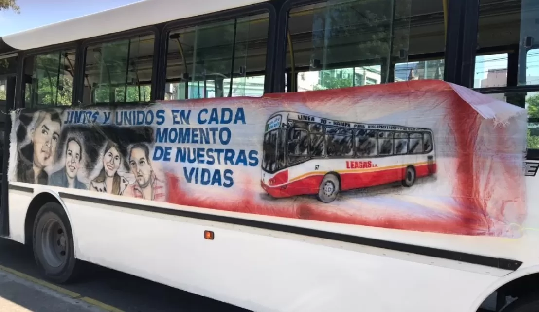 A LA ESPERA DEL ALTA. Los familiares de López le hicieron un cartel en uno de los colectivos. FOTO GENTILEZA DE AGUSTINA GIMÉNEZ