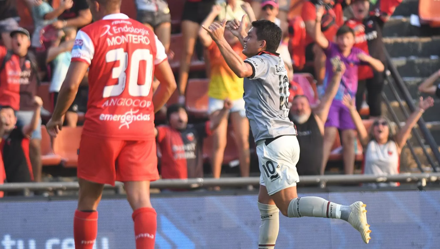 El Pulguita festejando su primer gol en Colón. FOTO TOMADA DE CLARÍN.COM