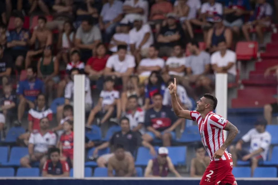 IMAGEN REPETIDA. Acevedo se acostumbró a festejar seguido. El cordobés de Justiniano Posse es el defensor más goleador. foto de Matias Nápoli Escalero (especial para la gaceta)