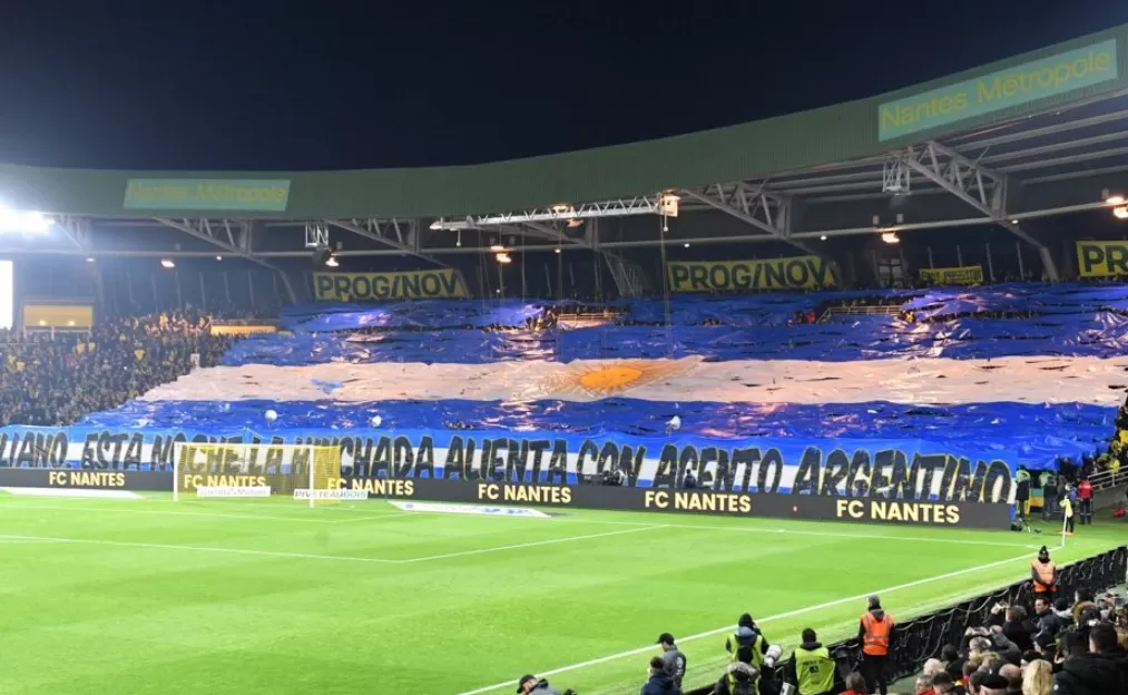 Los hinchas pusieron una bandera que decía: Emiliano, esta noche la hinchada alienta con acento argentino.