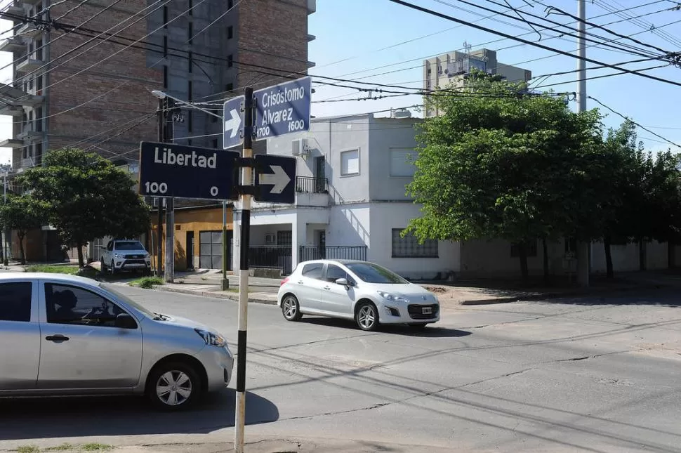 EN ESTA ESQUINA. Los aparentes “motochorros” chocaron con una camioneta en Libertad y Crisóstomo. la gaceta / foto de hector peralta 