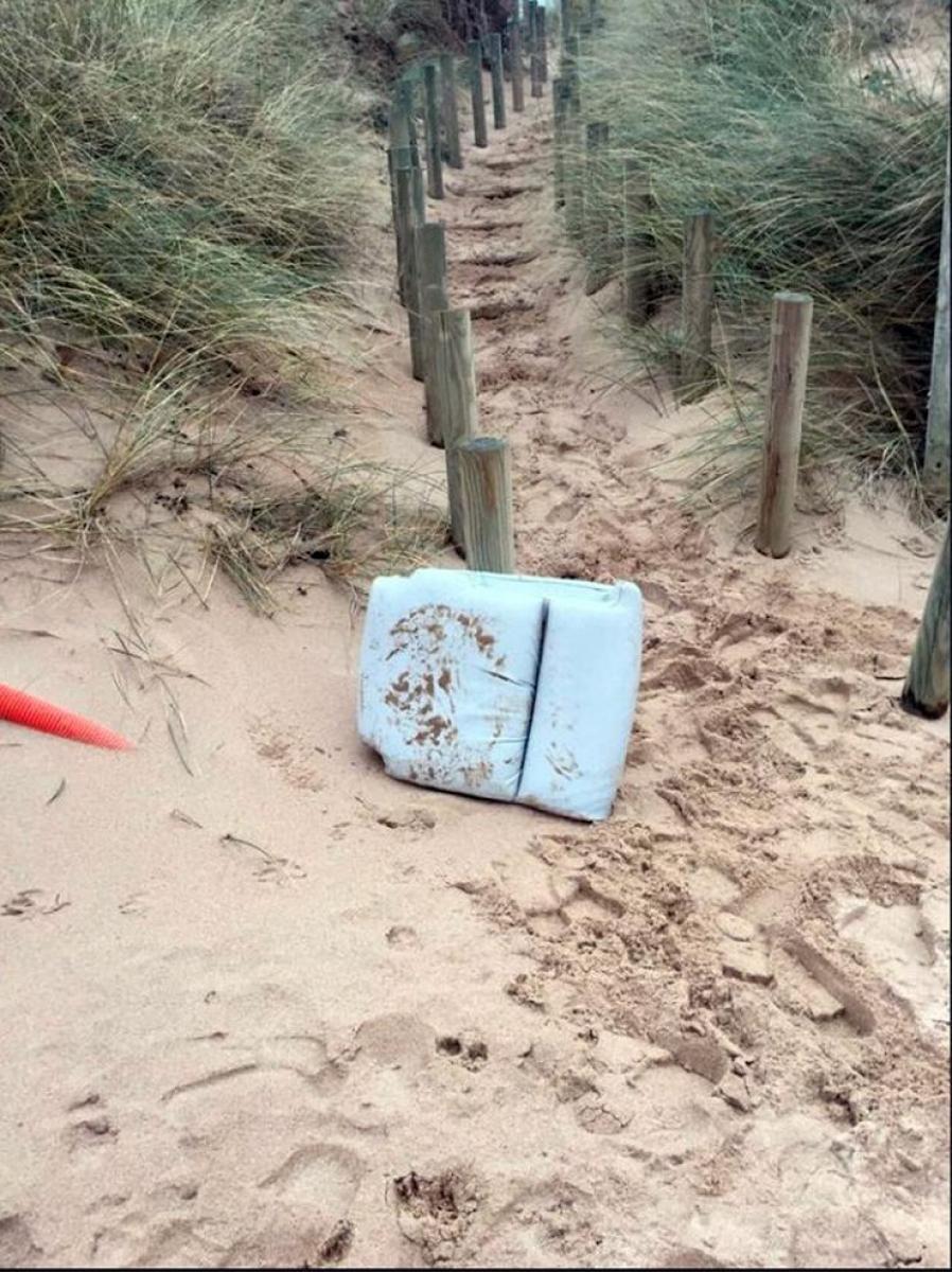 Asiento encontrado en la costa francesa supuestamente del avión perdido donde viajaba Emiliano Sala.