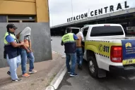 Transportaban cápsulas de cocaína pero el mal olor los delató: “se tiraban todo el tiempo desodorante