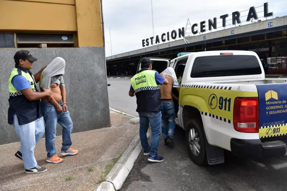 DETENIDOS. Los sospechosos transportaban las sustancias en los bolsillos de los pantalones y en sus mochilas. la gaceta / foto de Inés Quinteros Orio   