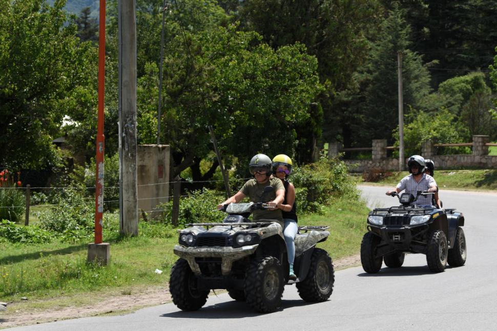 No deben circular por caminos pavimentados y los conductores y acompañantes deben usar casco.