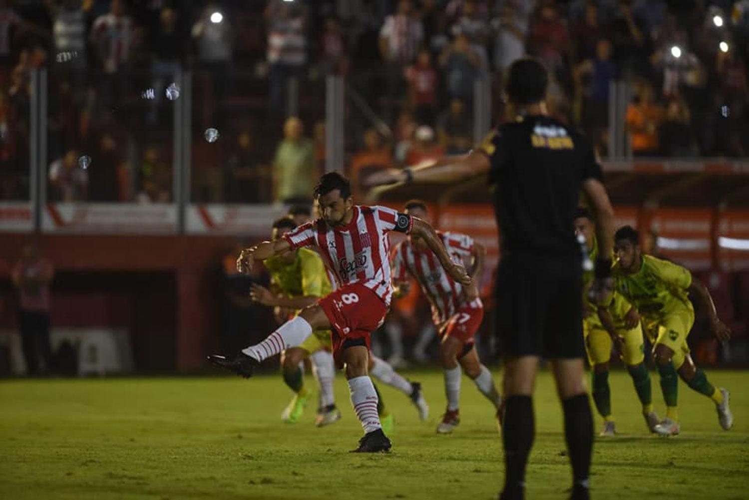 NO FALLÓ. Costa marcó de penal para San Martín.