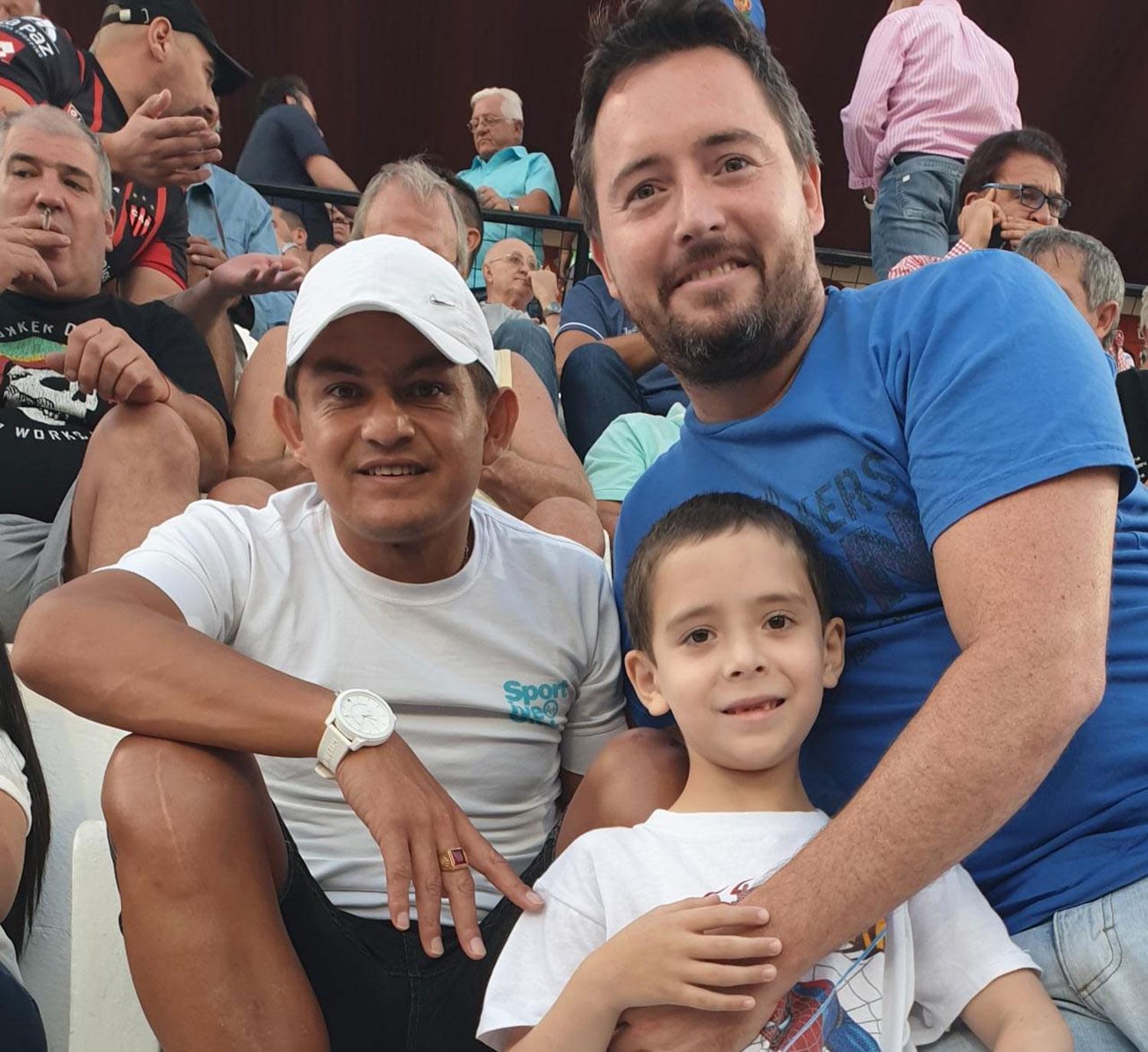 JUNTO A LOS HINCHAS. El Pulga en las tribunas junto a Alejandro y Santino Acevedo.