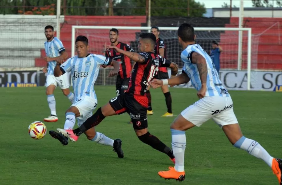 PARA EL OLVIDO. Aliendro, que lucha el balón, Bianchi, que acompaña y Díaz al fondo, tuvieron un partido deficiente, como el resto de sus compañeros.  gentileza el diario / foto de Gustavo Roger Cabral