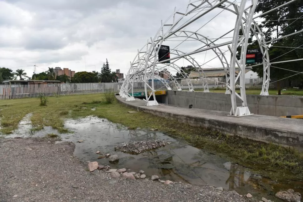 ABANDONO. Alrededor de la entrada del túnel Mendoza se acumula agua, barro, escombros y basura. la gaceta / fotos de inés quinteros orio 