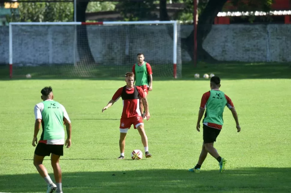 A LEVANTAR CABEZA. El plantel “santo” arrancó una semana en la que intentarán pulir detalles para dejar atrás el mal momento. Ganar en Mendoza es el objetivo inmediato que tienen en La Ciudadela. la gaceta / foto de Inés Quinteros Orio