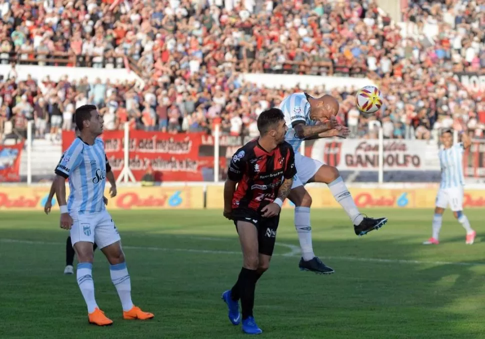 A PENSAR EN TALLERES. Como Mercier en la imagen, Atlético debe despejar este partido y olvidarlo cuanto antes.  gentileza el diario / foto de Gustavo Roger Cabral