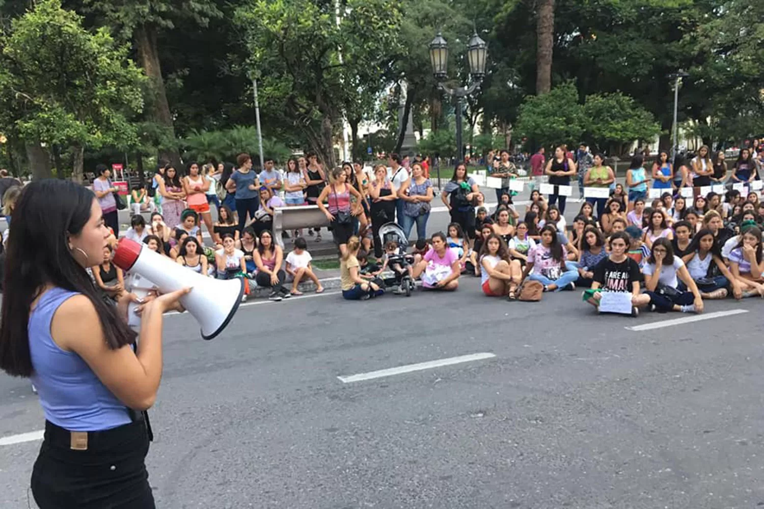 EN LA PLAZA INDEPENDENCIA. Un grupo de mujeres se manifestó en contra de los femicidios.