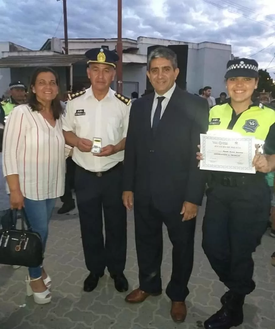 UN ACTO POLÉMICO. Pineda, junto al jefe de Policía y familiares el día que fue distinguido por la fuerza.  