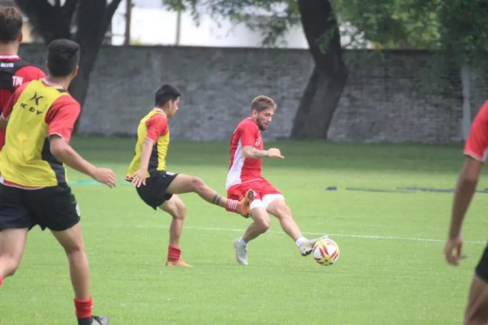 BORRÓN Y CUENTA NUEVA. El plantel “santo” se entrenó ayer en doble turno pensando en el partido que sostendrá el domingo, en Mendoza, contra Godoy Cruz. Coyette señaló que la presión es muy grande. PRENSA CASM