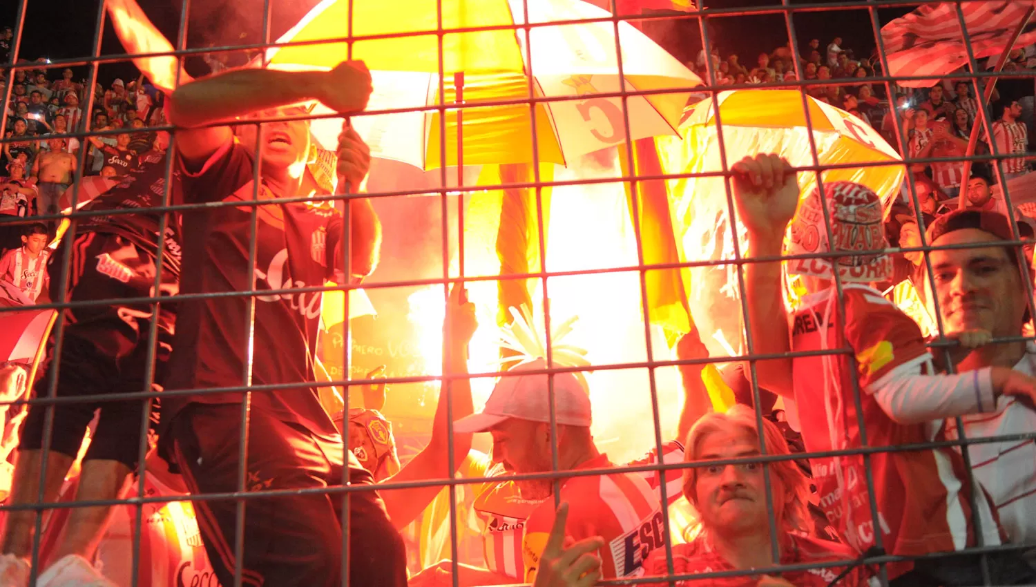 EN LA CIUDADELA. Hinchas esperando el inicio del partido.