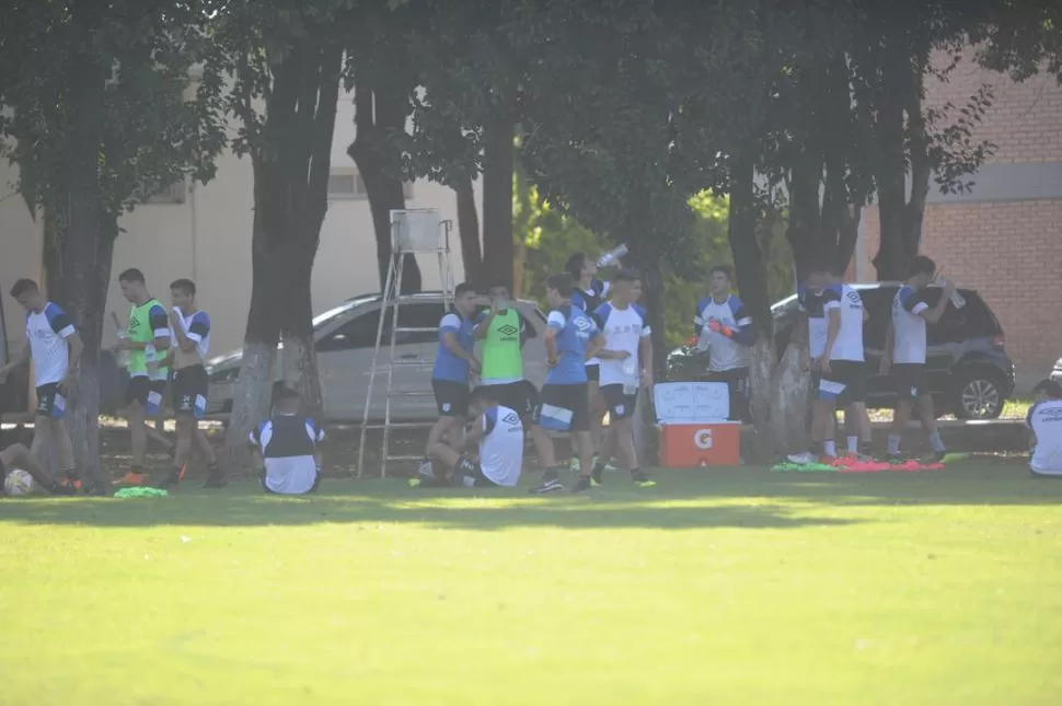 TODO EN ORDEN. Ayer el plantel trabajó con total normalidad y en un ambiente perfecto, de risas y motivación. El objetivo de la semana se llama Talleres y los “Decanos” solo piensan en volver a sumar de a tres. la gaceta / foto de franco vera