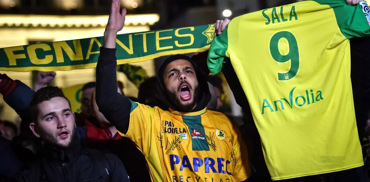 RECUERDO. Los hinchas lloran a Emiliano Sala. 