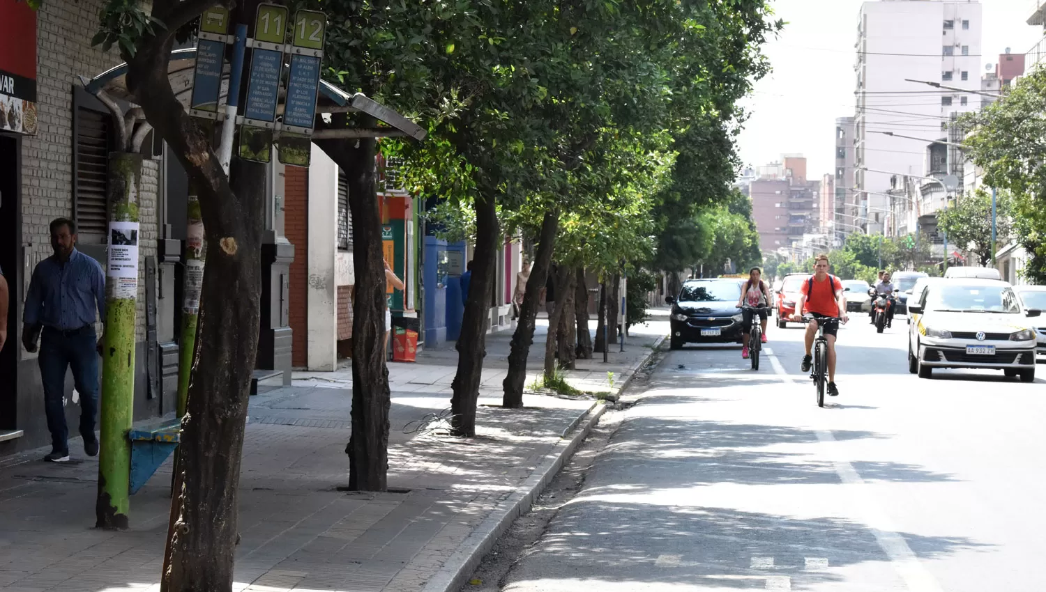 PARADA DESIERTA EN LA CALLE SANTIAGO. Los tucumanos debieron optar por transportes alternativos ante la falta de ómnibus en la provincia. la gaceta / fotos de Inés Quinteros Orio  