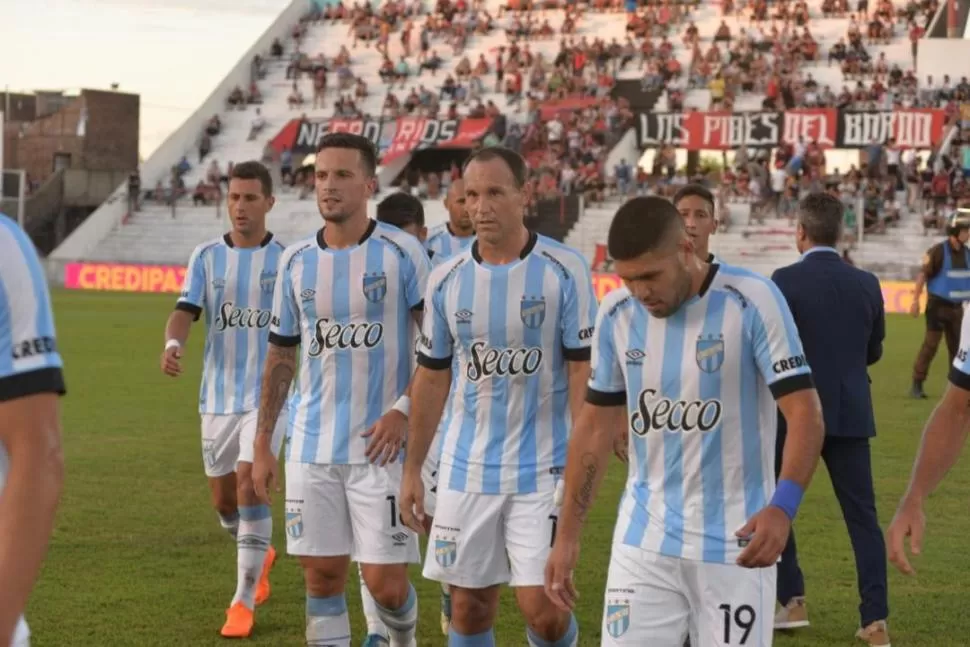 EXTRAÑA POSTAL. Barbona, Matos y el resto del plantel salen golpeados por Patronato, en una imagen que no se ve seguido. el diario / Gustavo Roger Cabral