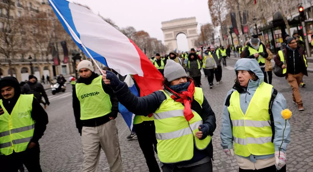 Los 'chalecos amarillos' vuelven a protestar en París