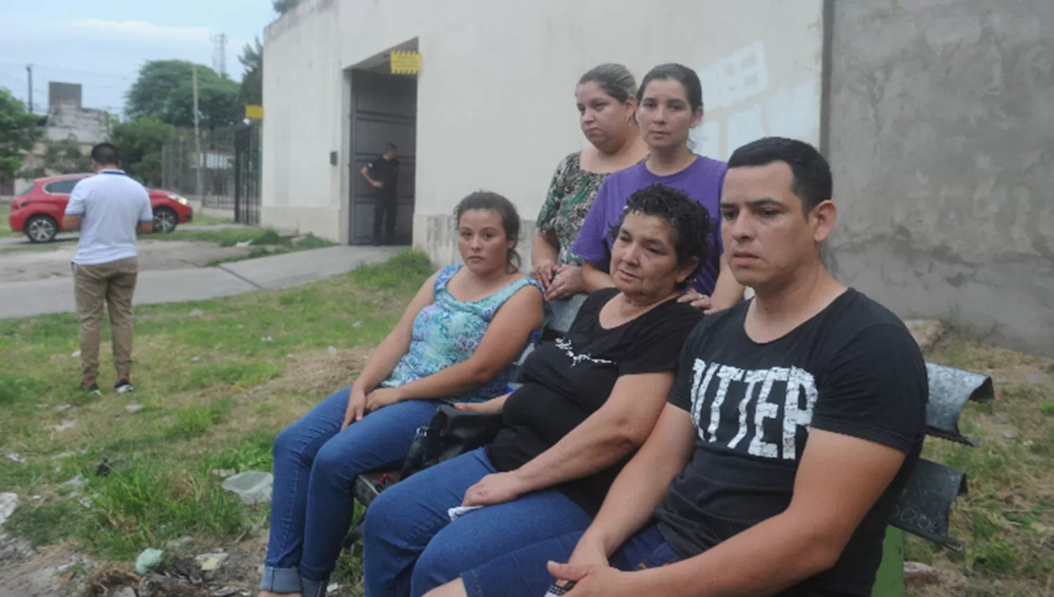 EN LA COMISARÍA. Familiares del joven esperando por más respuestas.