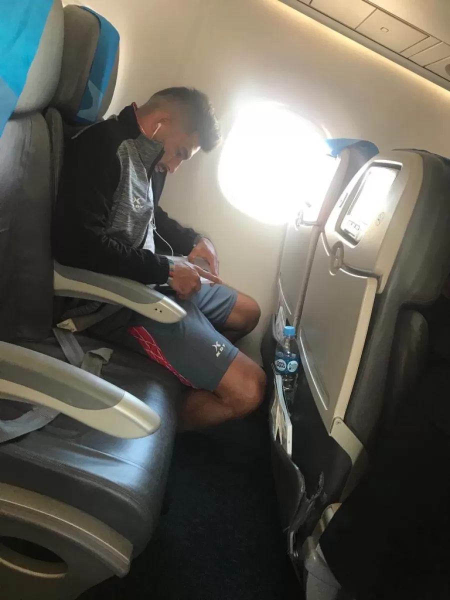 CONCENTRADO. “Maxi” se distiende durante el vuelo que lo trasladó a Mendoza.