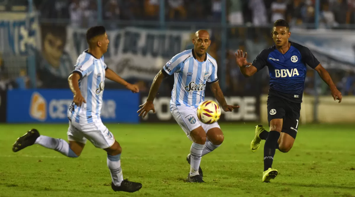 UNA PESADILLA. Valoyes, de Talleres, resultó ser un dolor de cabeza para los defensores de Atlético y también para los volantes, caso Mercier y Aliendro.