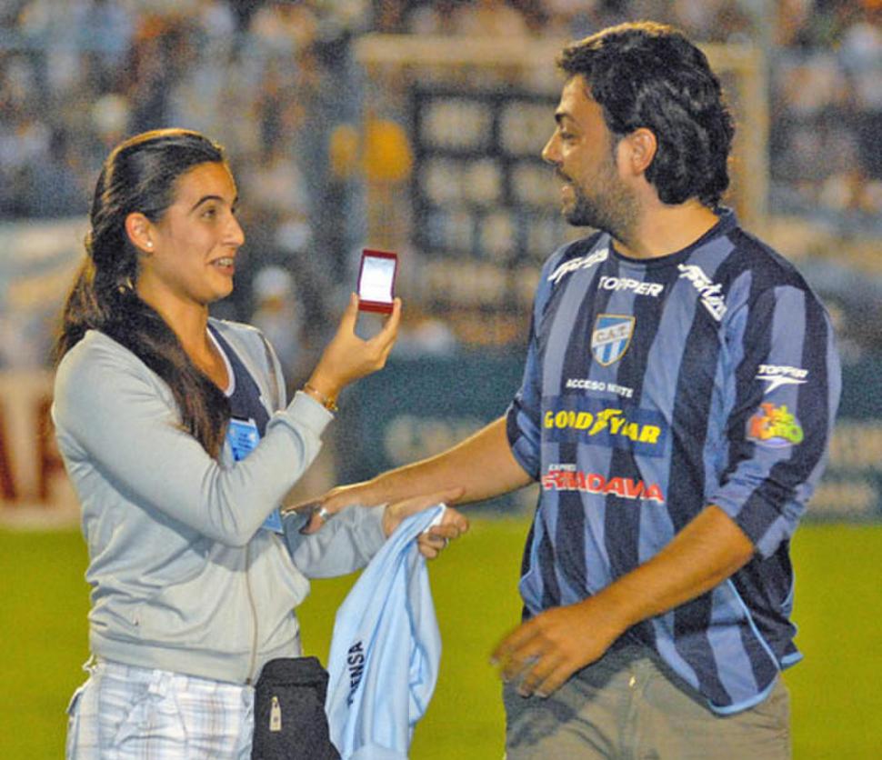 TRES. Silvina, Dante y el anillo. Fue la única foto que la pareja se sacó. 