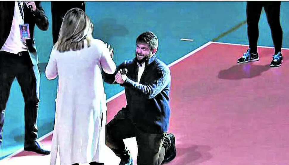 EN SANTA FE. Sirimaldi se arrodilla en el estadio de la UTN de Rosario.